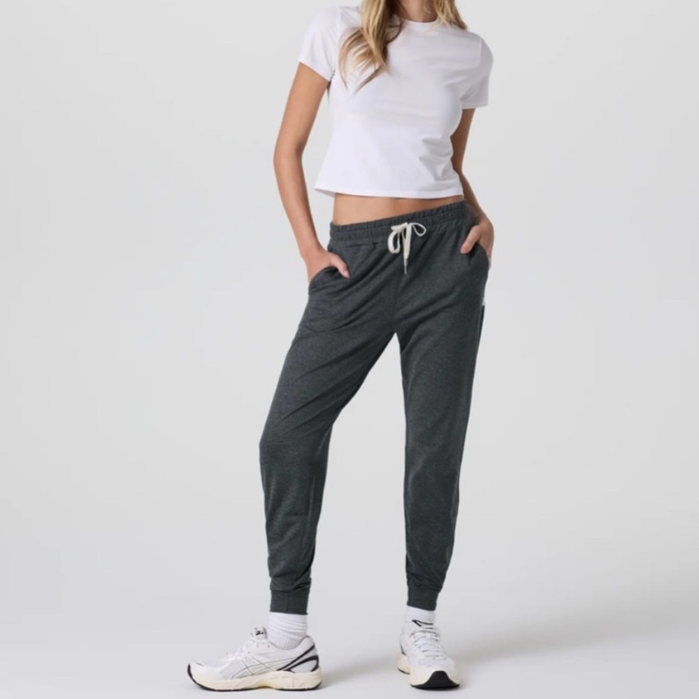 Vuori - Women’s Performance Jogger | Size M | Heathered black color